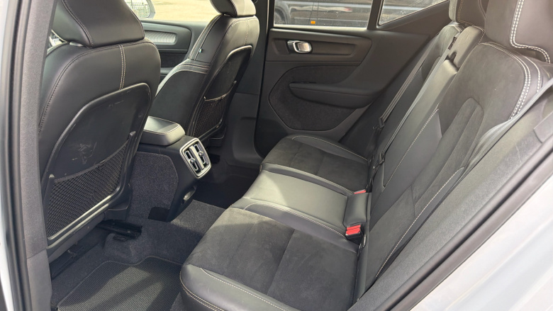 Volvo Xc40 2.0 B4P R DESIGN Pro 5dr AWD Auto Petrol Estate